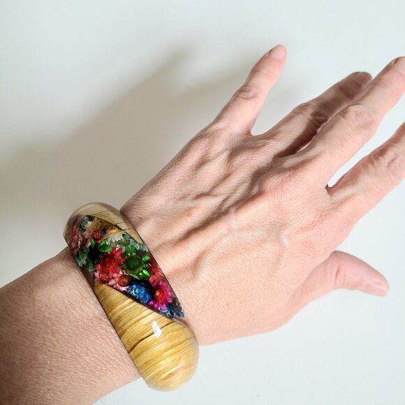 Lucite/celluloid chunky bangle with real dry flowers. - Picture 7 of 9